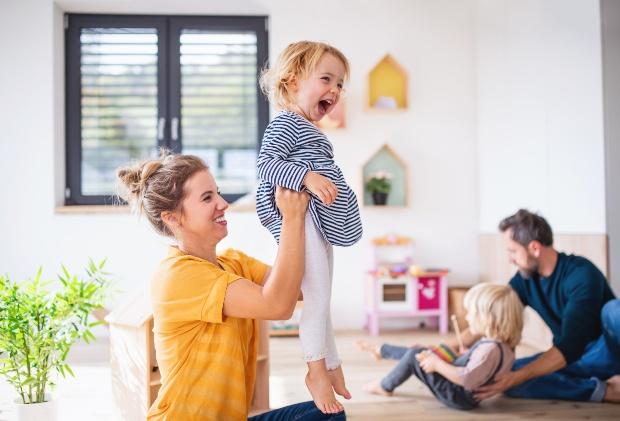 Junge Familie mit zwei Kindern