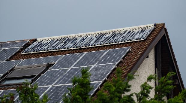 Solaranlage auf Hausdach ist zerstört - Photovoltaik: Entsorgung