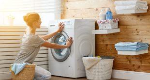 Frau im Bad, Waschmaschine - Brauchwasserwärmepumpen