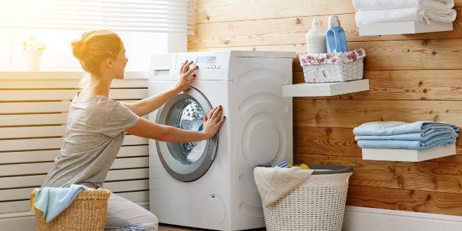 Frau im Bad, Waschmaschine - Brauchwasserwärmepumpen