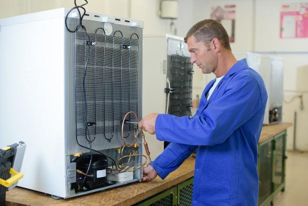 Techniker repariert Kühlschrank 