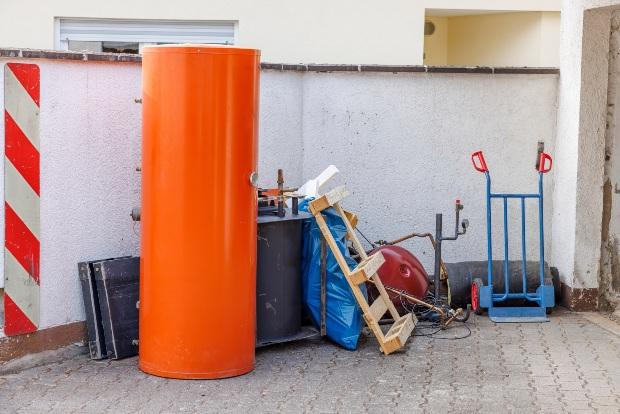 Alte ausgebaute Ölheizung im Hof - Die alte Ölheizung umrüsten auf eine Wärmepumpe