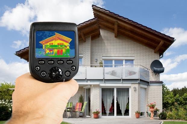 Infrarot Sensor misst Wärmeverlust bei einem Haus