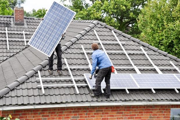 Installation von Photovoltaik-Modulen auf einem Hausdach - Wieviel Photovoltaik brauche ich für ein Einfamilienhaus?