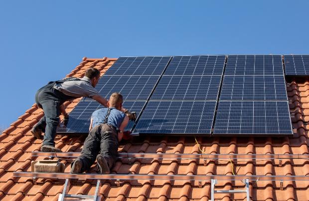 Photovoltaik-Module werden auf Hausdach installiert - Wieviel Photovoltaik brauche ich für ein Einfamilienhaus