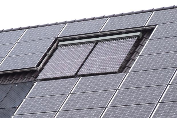 Dach mit Solarthermie und Photovoltaik