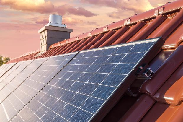 Eine Photovoltaikanlage auf dem Dach eines Einfamilienhauses 