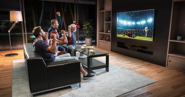 Familie schaut abends Fußball
