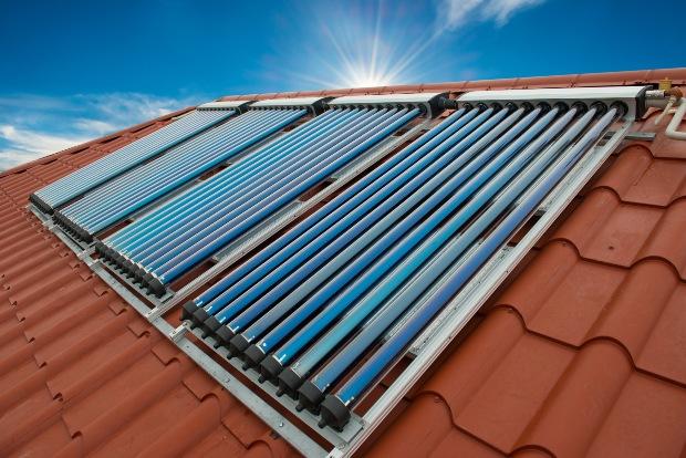 Solarthermie-Anlage auf Häuserdach - Solarenergie