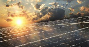 Sonne strahlt auf PV Anlage - Solarenergie