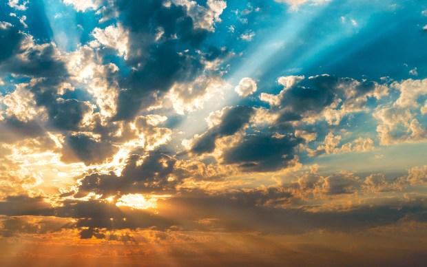 Diffuses Licht kommt durch die Wolken - Photovoltaik ohne Sonne