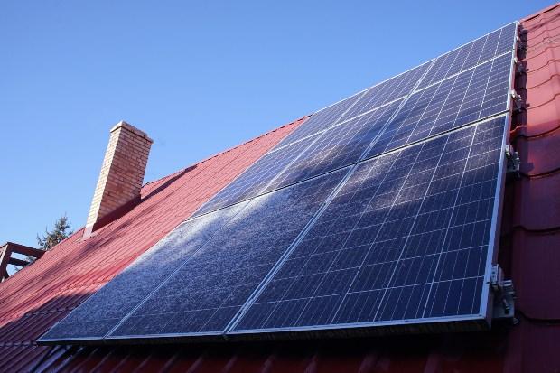 Photovoltaik-Anlage auf Häuserdach liegt im Schatten