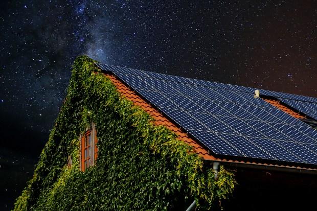 Photovoltaik-Anlage auf Hausdach, bei Nacht - Photovoltaik ohne Sonne