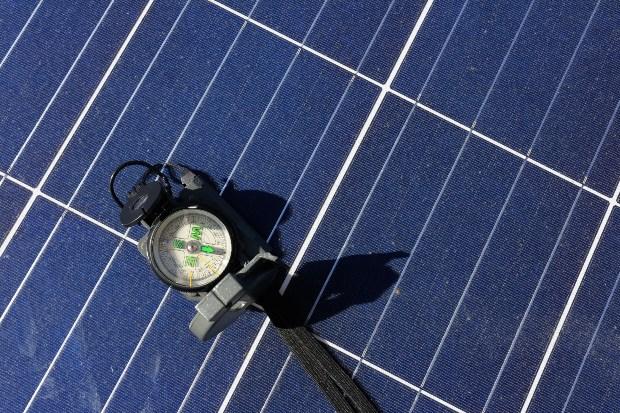 Kompass auf Solarpanel - Ausrichtung gen Süden - Photovoltaik-Standort