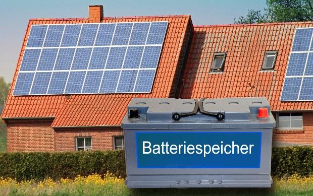 Symbolbild Batterie vor Haus mit Photovoltaik-Anlage