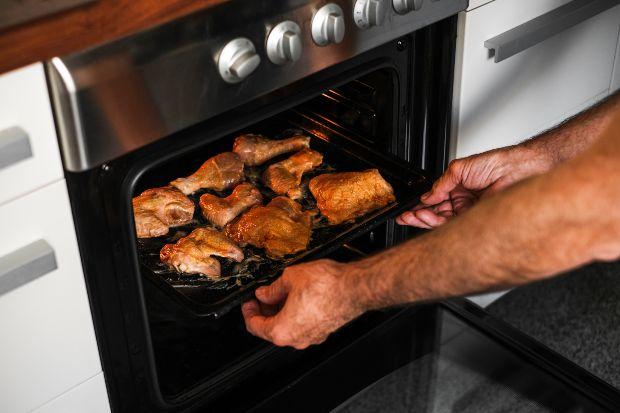 Backofen in dem Fleisch gebacken wird