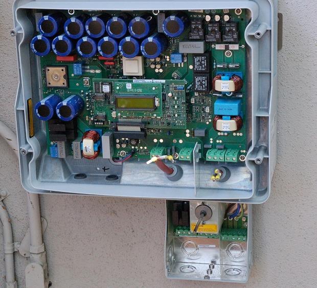 Innenansicht eines Solarwechselrichters Innenansicht eines Solarwechselrichters