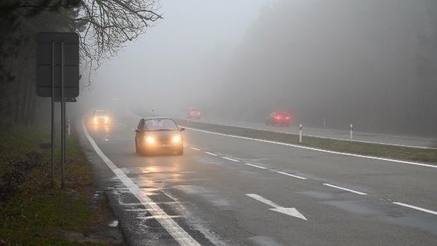 Landstraße, Herbstwetter, Nebel - Solarthermie im Winter ist weniger leistungsfaehig als im Sommer