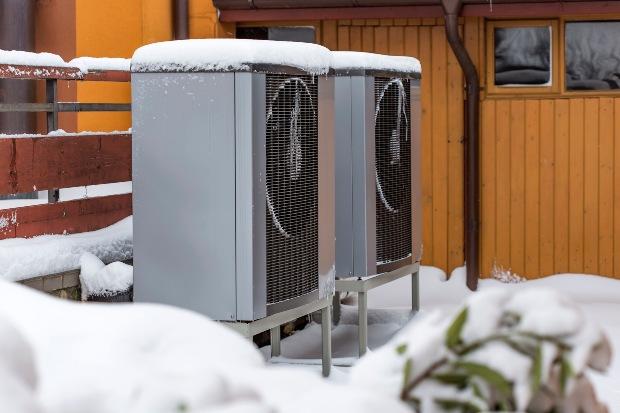 Wärmepumpen mit etwas Schnee bedeckt