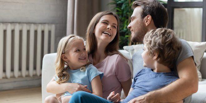 Junge-Familie-Heizung-im-Hintergrund - Gasheizung "Renewable Ready"