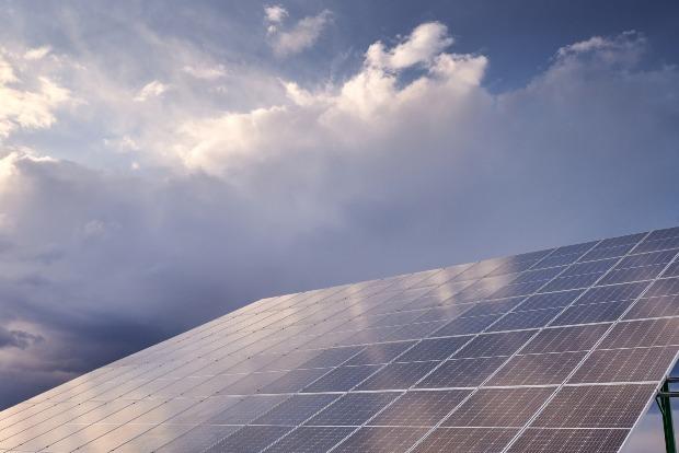 Freistehende Photovoltaik-Anlage , Wetter ist bewoelkt