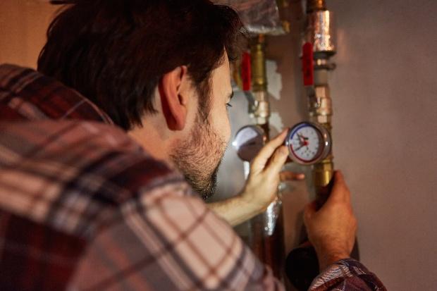 Heizungsinstallateur prüft Wasserdruck der Heizung