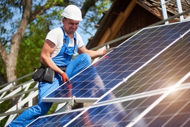 Handwerker-installiert-Photovoltaik-Modul