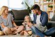 Junge-glueckliche-Familie-im-Wohnzimmer - Raumluft verbessern