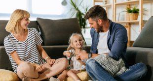 Junge-glueckliche-Familie-im-Wohnzimmer - Raumluft verbessern