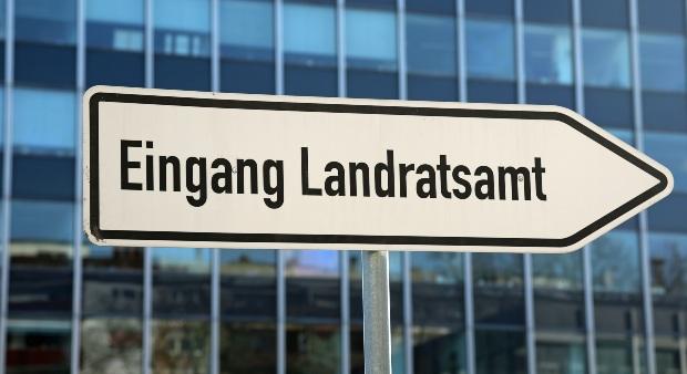 Hinweisschild Landratsamt