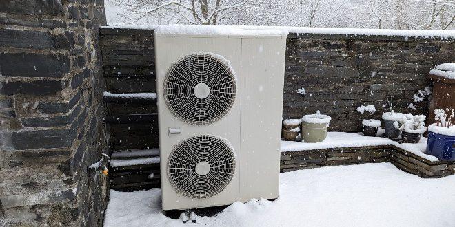 Luft-Waermepumpe-im-Schnee - Was hat eine Wärmepumpe für einen Stromverbrauch pro Tag im Winter?