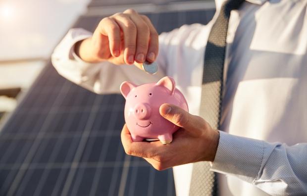 Sparschwein-Geld-Solaranlage - Solarthermie nachrüsten kann sich lohnen