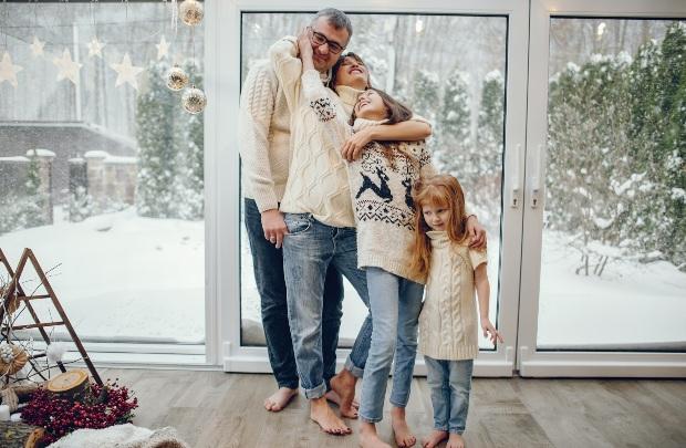 Familie-Wohnzimmer-Winter - Wärmepumpe - wie viel kW pro m2 Wohnfläche und Jahr