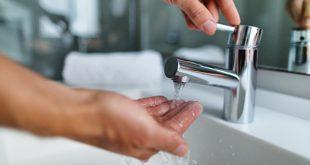 Jemand-checkt-Temperatur von-Leitungswasser - Der Warmwasserspeicher ist defekt