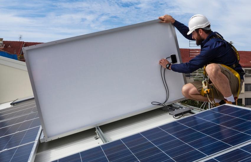 Mann-prueft-PV-Panel - Wartung der Solaranlage