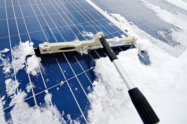 Solarpanele-mit-schnee-bedeckt - Wartung der Solaranlage