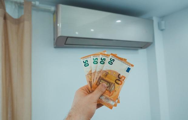 Vier 50-EUR Geldscheine als Symbol für Kosten einer Klimaanlage - Kühlen mit der Wärmepumpe