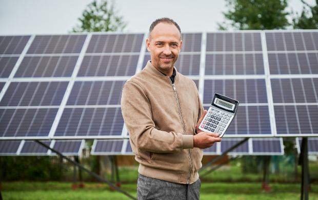Mann-Taschenrechner-Photovoltaik-Anlage - Photovoltaik-Leistung