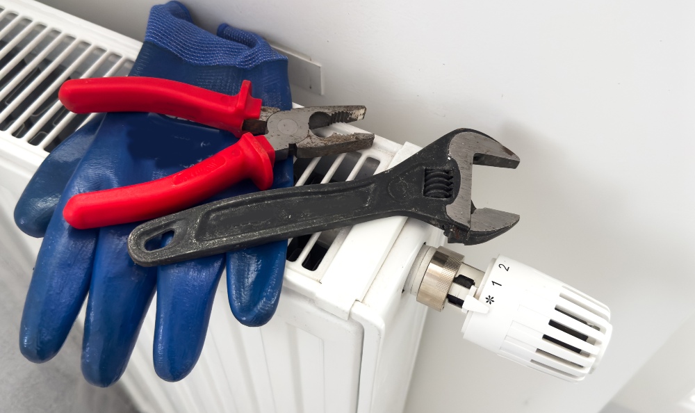 Eine defekte Heizung kann schnell sehr unangenehm sein – oftmals ist die Reparatur selbst zu bewerkstelligen Heizung-Reparaturwerkzeug