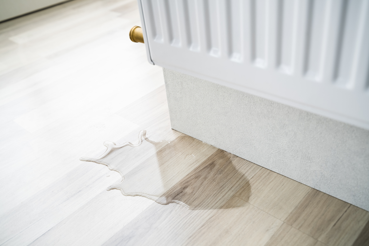Eine tropfende Heizung sollte man keinesfalls ignorieren – im Gegenteil: schnelles Handeln ist entscheidend Was tun, wenn die Heizung tropft - Was tun, wenn die Heizung tropft?