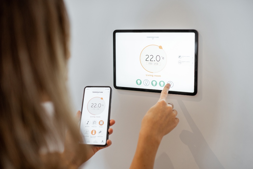 Frau steuert Heizung per Smart Home